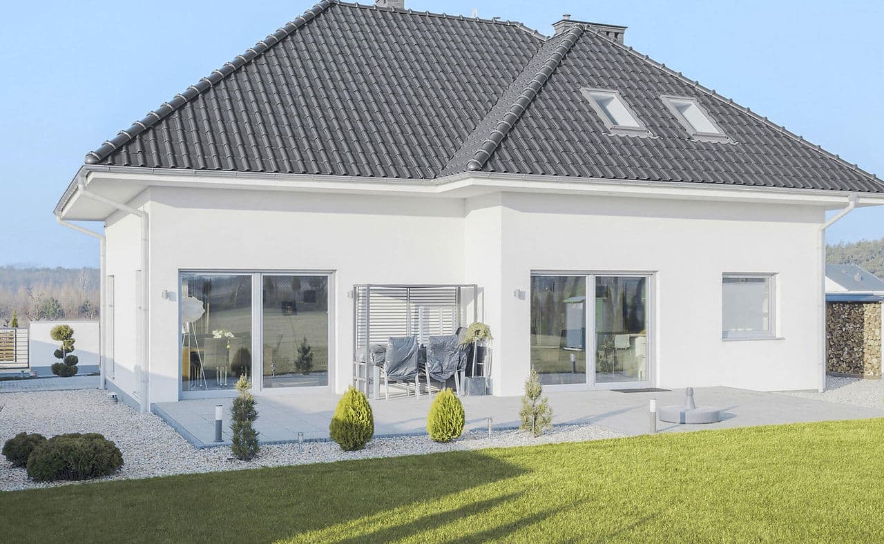 Modernes Einfamilienhaus mit großflächigen Fenstern und Hebe-Schiebetüren von FN Fensterbau in Ulm